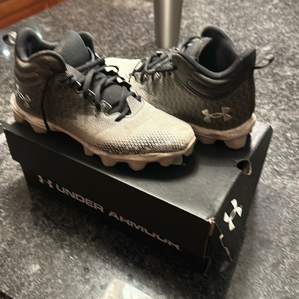 Under Armor Football Cleats Size 9.5